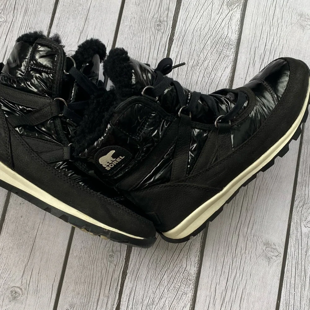 Sorel Whitney Short Laced snow boots size 6